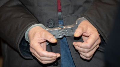 Profesorul din Hunedoara acuzat că a violat o elevă de 16 ani a fost arestat preventiv. Bărbatul era dirigintele tinerei