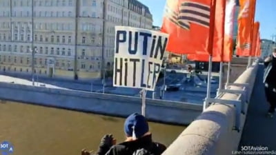 Protest inedit la Kremlin. "Putin = Hitler", pe o pancartă purtată de un bărbat care a sărit de pe un pod VIDEO