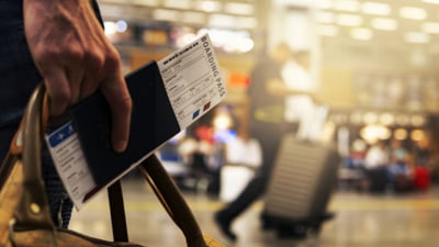 Puteți primi 500 de euro dacă vă întârzie zborul, cu mai puțină birocrație. Noile drepturi negociate pentru zborurile din UE