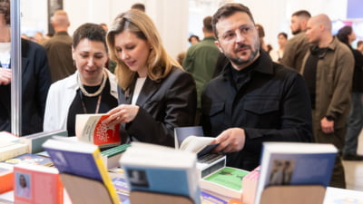 Putin, marele coșmar al lui Zelenski. Liderul ucrainean a plecat de la un târg de carte cu volumul intitulat "Ucideţi tiranul" FOTO