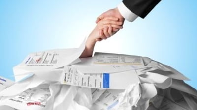 România poate să evite falimentul, pe modelul Greciei, doar dacă păstrează parcursul pro-european. „E păcat să renunțăm la tot ceea ce am realizat până acum”
