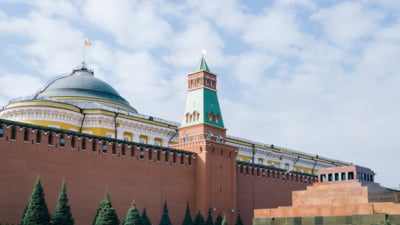 Rușii stau la coadă să viziteze Mausoleul lui Lenin din Piața Roșie. Construcția monumentală în care se află mormântul liderului bolșevic urmează să se închidă VIDEO