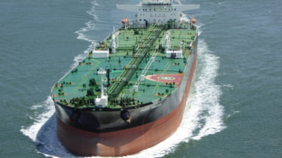 Rusia anunță că va reacționa dur pentru orice tentativă de sechestrare a petrolierelor sale, conform sancțiunilor UE. Țara baltică ce a fost la un pas de un incident militar