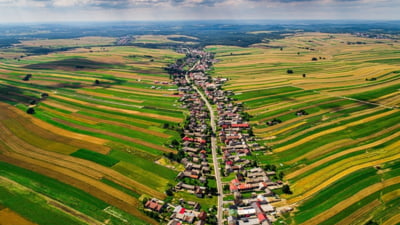 Satul fascinant din Polonia unde toți cei 6.000 de oameni trăiesc pe o singură stradă
