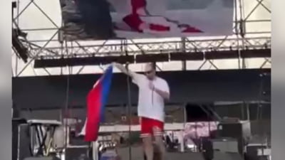 Scandal internațional după gestul unui cântăreț georgian: a mimat urinarea pe steagul Rusiei în plin concert, la Tbilisi. ”Ei doar omoară femei și copii” VIDEO