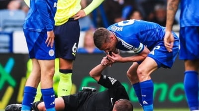 Scenă uluitoare în Premier League. Jucătorul care a folosit fluierul arbitrului căzut la pământ