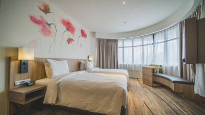 Semnale de alarmă în pozele și descrierile hotelurilor: cum recunoști o cazare proastă