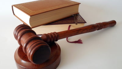 Sentință istorică în cazul a două minore abuzate sexual de tatăl vitreg. Individul și mama fetelor trebuie să plătească daune de 100.000 de euro