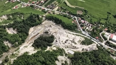 Situația de la Salina Praid se agravează în mod accelerat. Apa sărată iese la suprafață în volume mari și se îndreaptă spre pârâul Corund