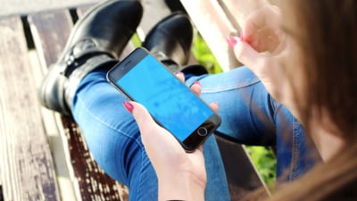 Smartphone-ul, un „parazit digital”? Ce spun cercetătorii despre relația tot mai toxică dintre om și telefon