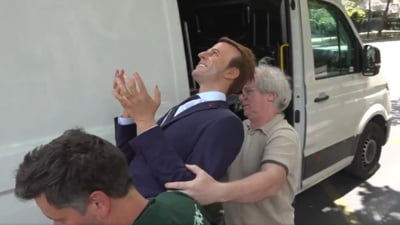 Statuia de ceară a lui Emmanuel Macron, depusă în faţa Ambasadei Rusiei. Modul ingenios în care a fost furată și motivul hoților