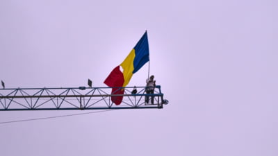 Stegarul Dac a „evadat" din arestul la domiciliu și a fugit cu drapelul în Piața Universității. Protestatarul și-a rupt brățara electronică