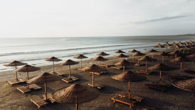 Supărarea unui turist care a plătit 50 de lei pe un corn, un suc și o pungă cu alune de 1 Mai. „Cum să mai mergi pe litoral cu asemenea prețuri?”
