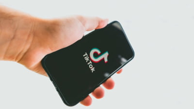 Susținătorii lui George Simion se postează pe TikTok în timp ce votează. Unul dintre ei a oprit live-ul după ce a fost depusă o sesizare