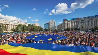 Sute de oameni s-au adunat deja la mitingul "România în lumină" organizat de Nicușor Dan. Când este așteptat primarul Capitalei VIDEO