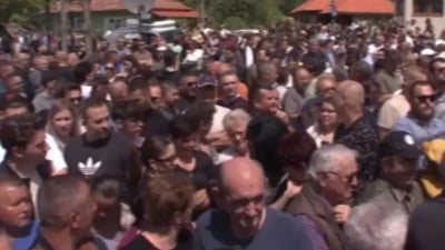 Sute de persoane s-au adunat la Salina Praid. Îl așteaptă pe președintele Nicușor Dan