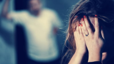 Tânără de 22 de ani agresată de fostul iubit. Bărbatul a blocat-o în apartament și i-a luat telefonul mobil. Reacția Poliției