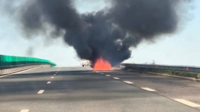 Trafic oprit pe Autostrada Soarelui, după ce o mașină a luat foc pe carosabil. Care este situația pasagerilor