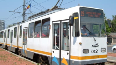 Tramvai deraiat pe un bulevard important din București. Circulație blocată pe trei linii. Ce soluții rapide au găsit echipele de intervenție