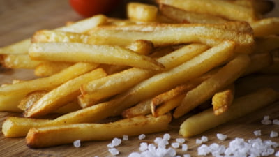 Trucul simplu pentru ca mâncarea gătită la air fryer să aibă gust de prăjit în ulei