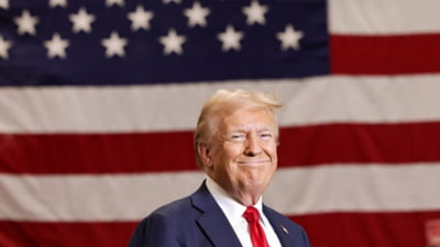 Trump a publicat pe rețelele sociale o poză cu el în ținută de Suveran Pontif. „Mi-ar plăcea să fiu Papă” FOTO