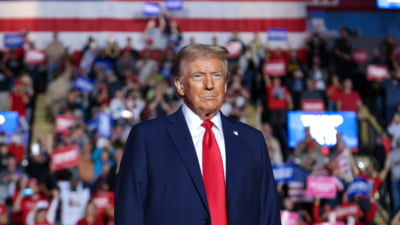 Trump nu știe dacă trebuie să respecte Constituţia și să acorde un proces echitabil imigranților. „Am fost ales să îi scot naibii de aici”