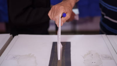 USR a cerut înlocuirea președintelui unei secții de vot din Olt, după ce viceprimarul a intrat cu mai mulți alegători în cabina de vot