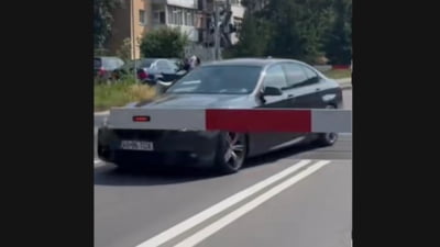 Un șofer inconștient a ignorat bariera coborâtă la o trecere la nivel cu calea ferată. A plătit scump ce a făcut. Sancțiunile uriașe primite de la polițiști VIDEO