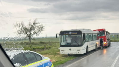 Un autocar cu 20 de pasageri s-a ciocnit cu un TIR, în Tulcea. Autoritățile au activat imediat Planul Roșu de Intervenție