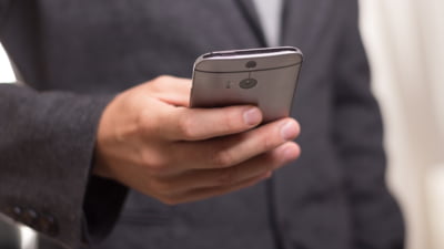 Un bărbat din Botoșani a rămas fără un milion de lei, după ce a fost înșelat la telefon. Infractorii s-au dat reprezentanți ai băncii unde avea contul