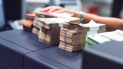 Un cunoscut analist economic susține că "taxa pe tranzacțiile bancare poate fi o idee bună temporară", pe motiv că ar evita creșterile de impozite