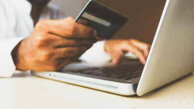 Un economist reacționează furios la ideea unei taxe pe tranzacțiile bancare în România. „Să plătească bancherii, să plătească capitaliștii. Mama lor de chiaburi. Haos și fugi!”