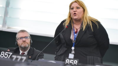 Un europarlamentar extremist, care vrea să ajungă președinte, a călcat în picioare steagul UE și i-a dat foc VIDEO