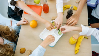 Un expert în etichetă arată „singurul mod” în care ar trebui să mâncăm o banană. Oamenii sunt scandalizați: „Ai ofensat întreaga populație a lumii” VIDEO