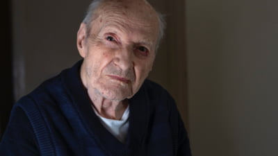 Un fotograf care face poze persoanelor în vârstă a învățat trei lecții de la prietenul său de 100 de ani. "Mi-a deschis viața"