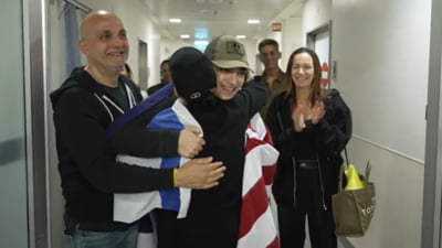 Un ostatic americano-israelian s-a reunit cu familia după ce a fost eliberat de Hamas. „Eşti puternic. Eşti protejat. Eşti acasă” FOTO/VIDEO