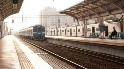 Un paznic de la o firmă de transport feroviar s-a electrocutat după ce s-a urcat pe tren