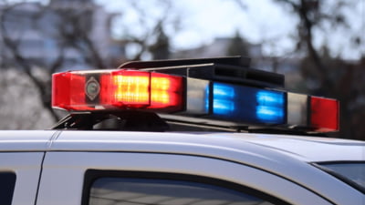 Un polițist l-a împușcat cu două gloanțe în picior pe un bărbat care l-a amenințat cu cuțitul. Oamenii legii veniseră să aplaneze un conflict conjugal