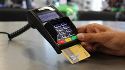 Un român vindea droguri în Italia, după ce prelua comenzi pe Telegram și WhatsApp. Plata se făcea cu cardul bancar, prin POS-ul pe care îl purta asupra sa