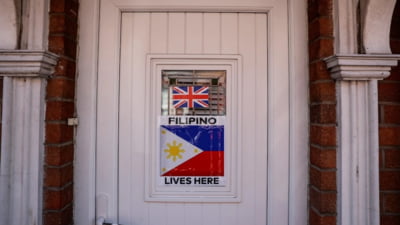 Vânătoare de români în Irlanda de Nord. Migranții își pun steaguri pe uși să arate că nu sunt din România: "M-am trezit cu băieți purtând o jachetă, pantaloni negri și o mască"
