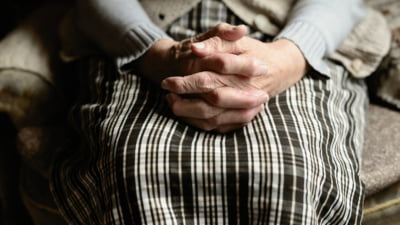 Viața fără economii pentru pensie: Lecțiile unei femei de 85 de ani care încă muncește. "Sunt prima persoană care ajunge la birou"