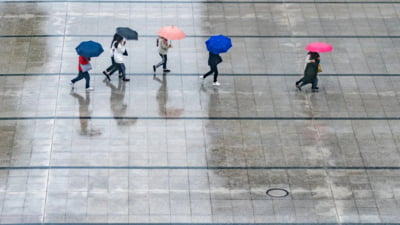 Vreme deosebit de rece și precipitații, pentru următoarele trei zile, în mai multe zone din țară. La munte ninge și se va depune un strat de zăpada