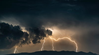 Vremea se strică. Cod galben de ploi și furtuni în mai multe județe. Meteorologii anunță inclusiv grindină și vijelii