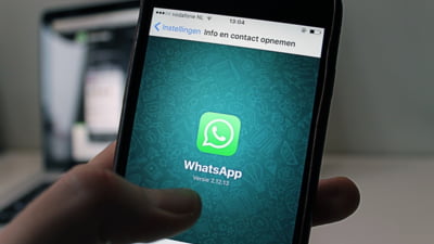 WhatsApp testează rezumate AI pentru mesaje: Meta vrea să-ți citească conversațiile, dar promite confidențialitate