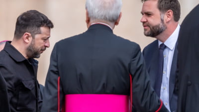 Zelenski și JD Vance s-au salutat în Piața Sfântul Petru. Reacția președintelui Ucrainei față de restul liderilor